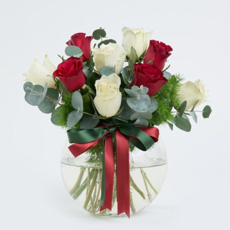 Cam Akvaryumda 4 Kırmızı Gül ve 5 Beyaz Gül